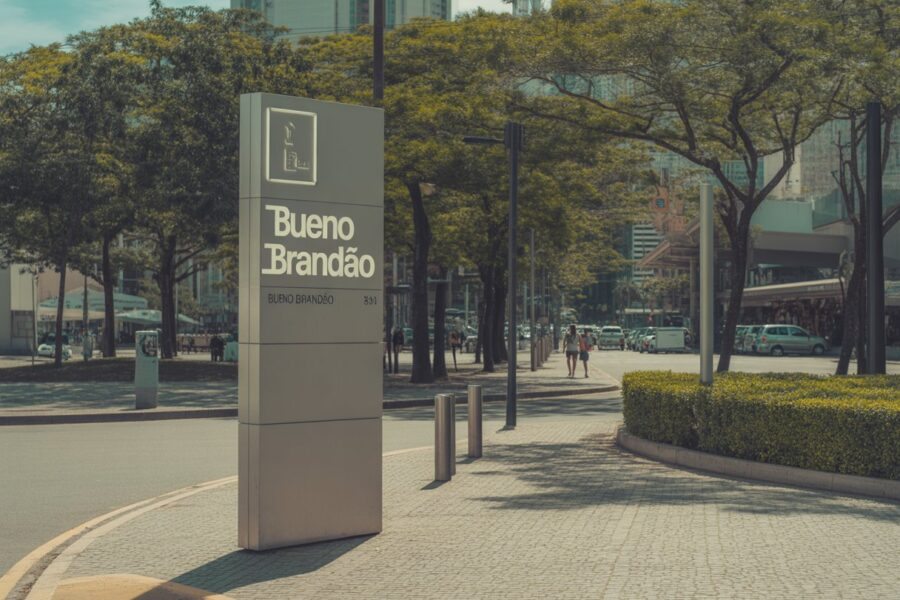 Vista de uma área urbana moderna com árvores e pessoas caminhando, indicando proximidade com Bueno Brandão.