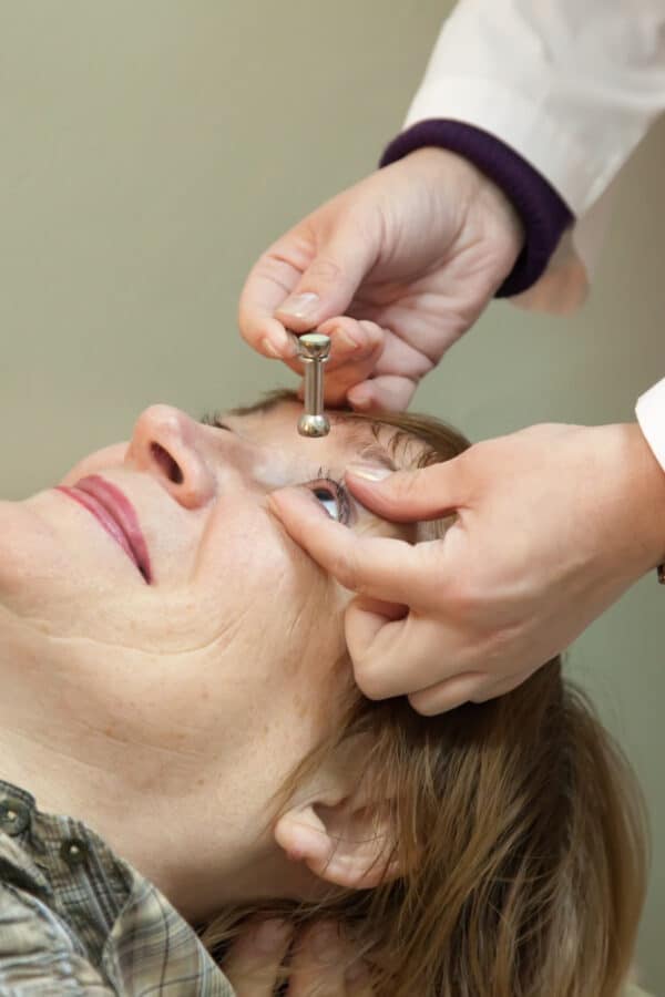 O que é e quanto custa a injeção intravítrea de antiangiogênico no Brasil