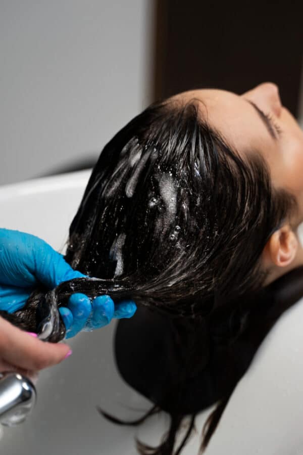 Reconstrução capilar: quando usar shampoo de reconstrução e quando evitar